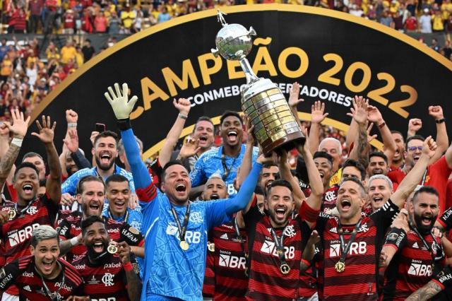 1667108111114017662.jpg 101004667-players-of-flamengo-celebrate-with-the-trophy-after-winning-the-copa-libertadores-fina.jpg