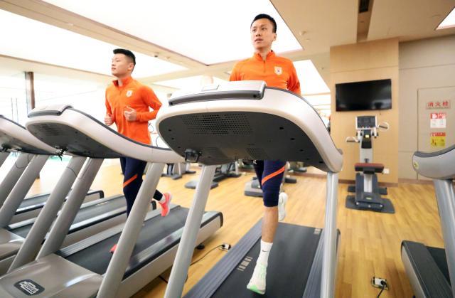 开云在哪里开户-泰山第一练孙准浩视频被热议 双冠王带着严肃上路